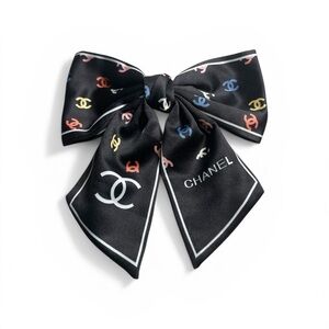 Black Hair Clip with Iconic Drsign